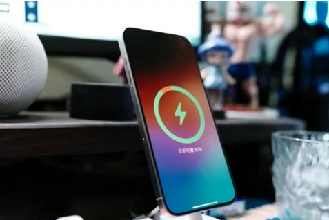 博爱苹果15换屏服务分享用什么充电器给iPhone15充电更好 